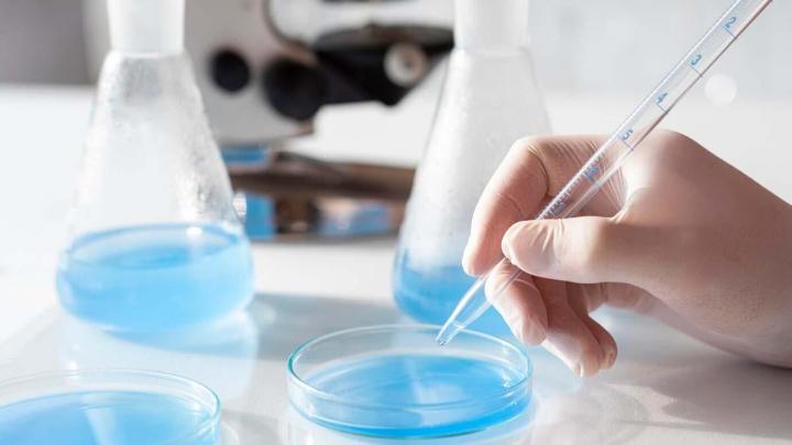 Laboratoire d’analyse d’eau bien équipé.